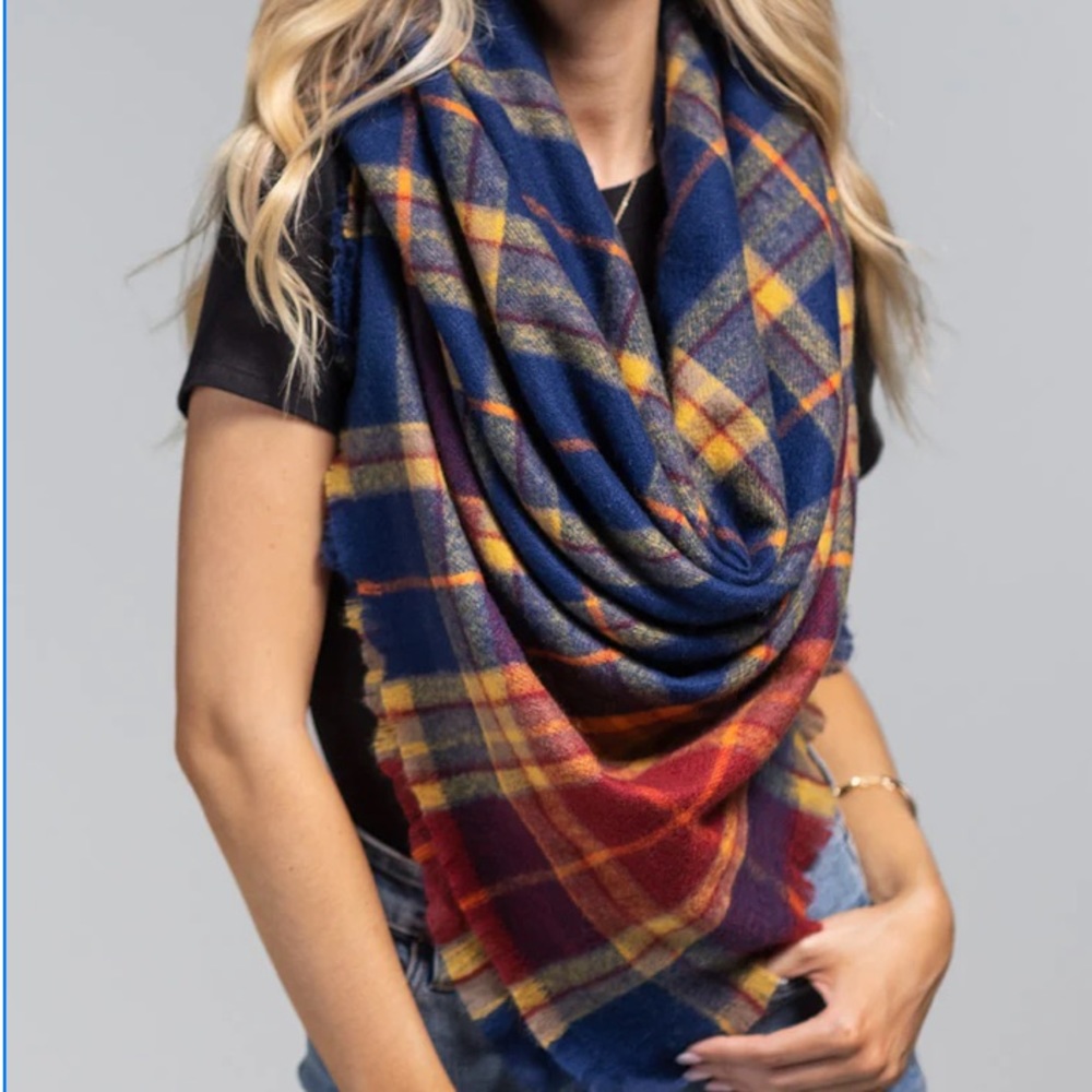 CLEARANCE! Ruggine Oh So Soft Tartan Plaid Square Scarf NEW!